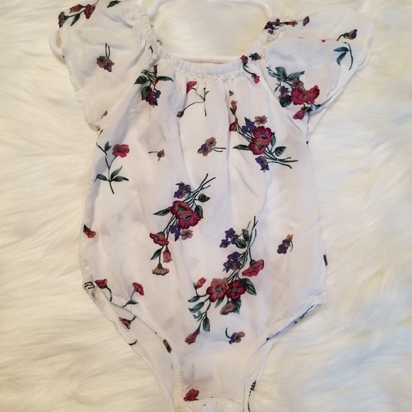 Maroon jumper with a flowery blouse - Picture 2 of 4